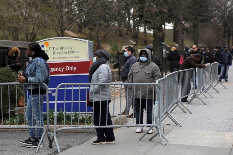 Filas en Brooklyn para pasar por un test de diagnóstico de coronavirus (Reuters)