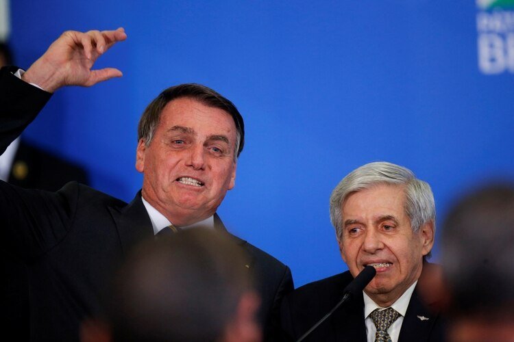 Jair Bolsonaro junto al ministro Augusto Heleno, quien dio positivo por coronavirus (Reuters/archivo)