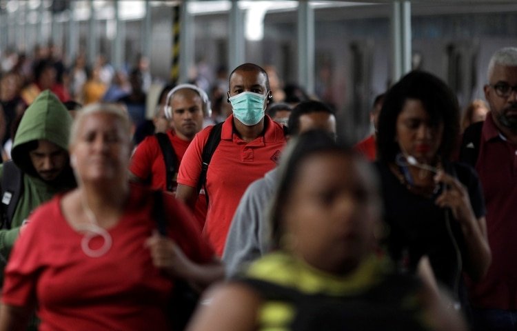 Un pasajero con una máscara protectora camina en la estación de tren Central do Brasil después de los informes de la enfermedad por coronavirus (COVID-19) en Río de Janeiro, Brasil. REUTERS/Ricardo Moraes