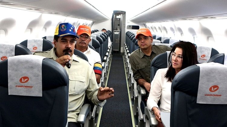 Nicolás Maduro habla a bordo de un avión de Conviasa