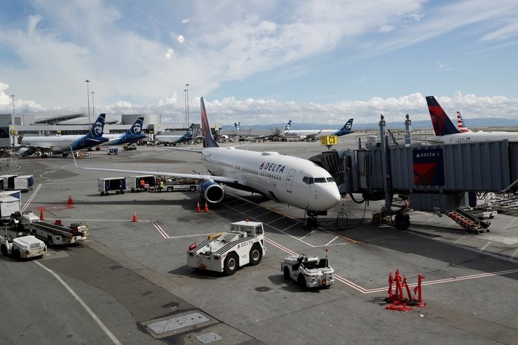 Aerolíneas de todo el mundo restringieron servicios (REUTERS/Shannon Stapleton)