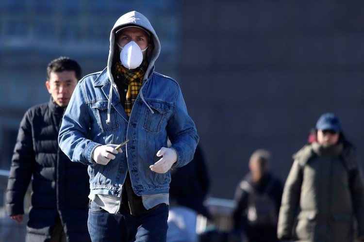 Un hombre cruza el London Bridge con una mascarilla (REUTERS/Toby Melville)