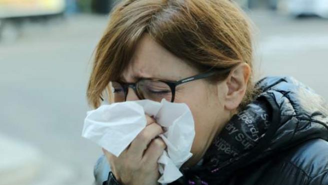 Gripe, resfriado, constipado, constiparse, mujer tosiendo, toser, tos