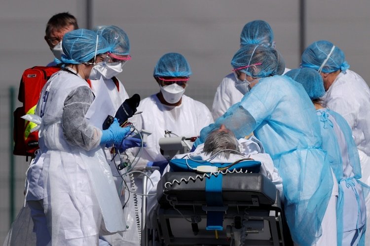 Si bien con el aumento de la edad la vulnerabilidad al COVID-19 crece también, nadie está exento de poder contraer el nuevo coronavirus. (REUTERS/Christian Hartmann)