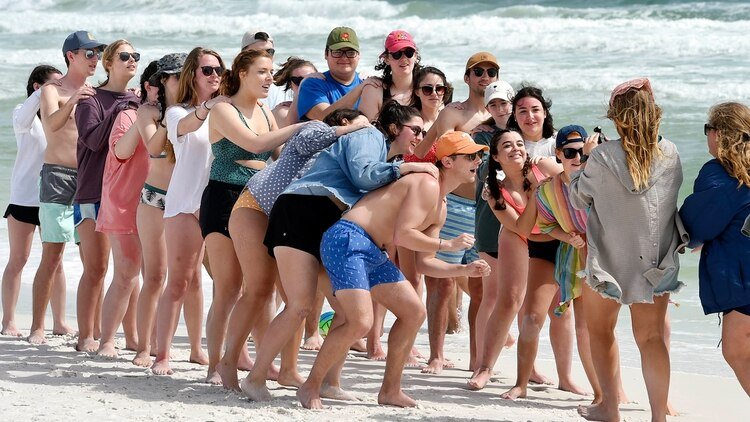 Los jóvenes que seguían yendo a las playas de Miami corren peligro también y pueden ser un vector de contagio. (Devon Ravine/Northwest Florida Daily News via AP)