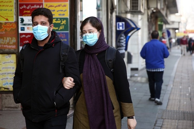 A partir del segmento demográfico de 20 a 29 años comienza a aumentar la tasa de hospitalización. (West Asia News Agency)/Nazanin Tabatabaee via REUTERS)