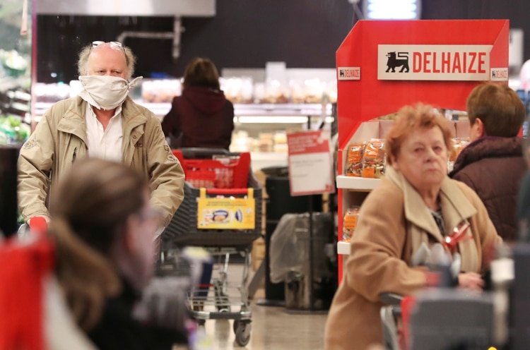 A partir de los 50 años todas las personas entran en la categoría de riesgo alto. (REUTERS/Yves Herman)
