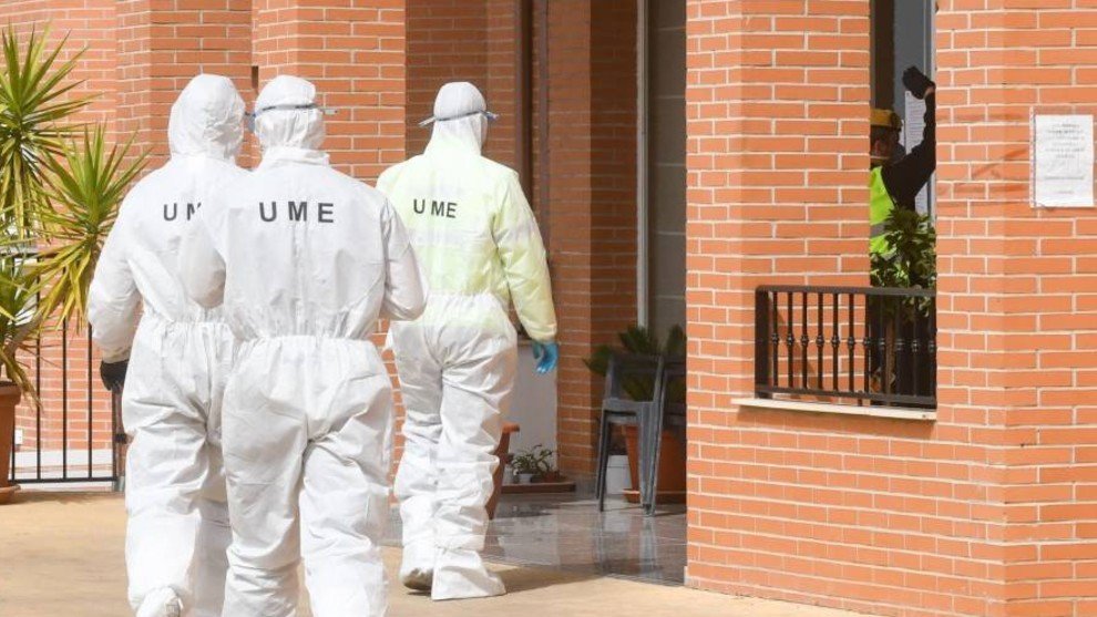 Efectivos de la UME en la entrada de una residencia de ancianos.