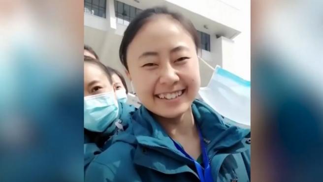 Médicos en Wuhan se quitan las mascarillas.