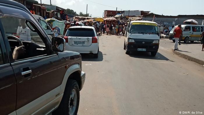 Automóviles y camioneta en Maputo, Mozambique. (Archivo).