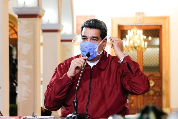 El presidente Nicolás Maduro usa una mascarilla mientras habla durante una reunión en el Palacio de Miraflores en Caracas, Venezuela Marzo 13, 2020. Palacio de Miraflores/ATENCIÓN EDITORES, ESTA IMAGEN FUE PROPORCIONADA POR TERCEROS