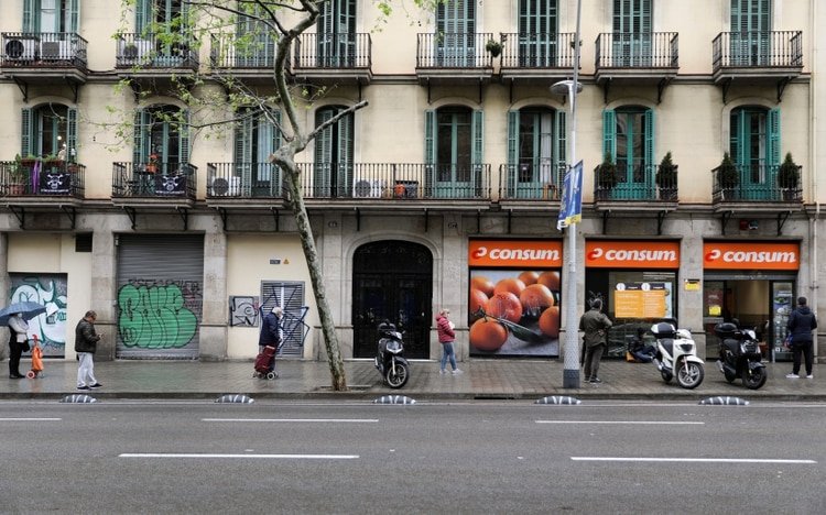 Colas para comprar en un supermercado de Barcelona (REUTERS/Nacho Doce)