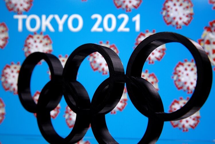 Un logo de las Olimpiadas impreso en 3D se ve delante de las palabras 