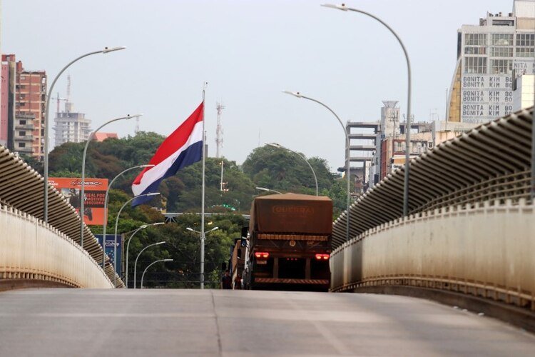 El Puente de la Amistad que une a la ciudad paraguaya de Ciudad del Este con la ciudad brasileña de Foz do Iguacu es retratada tras el cierre de la frontera por un brote de coronavirus (REUTERS/Christian Rizzi)
