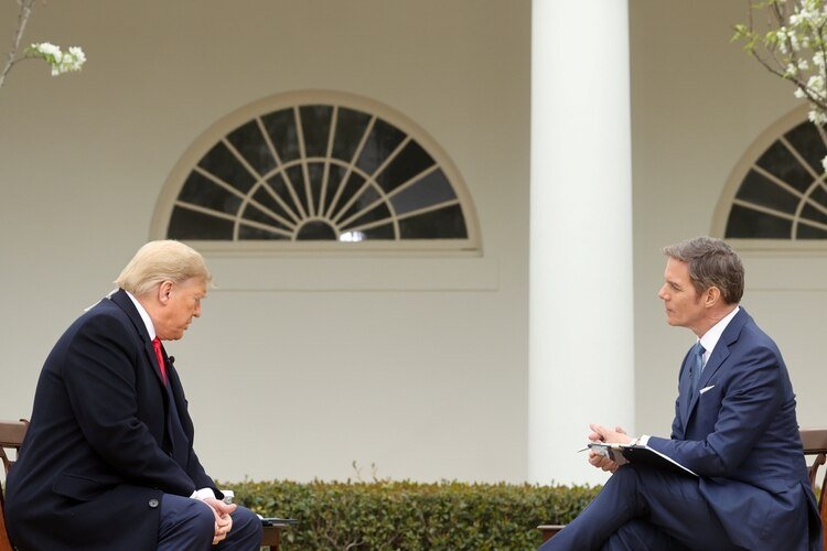 El Presidente de los Estados Unidos junto al presentador de Fox Bill Hemmer (REUTERS/Jonathan Ernst)