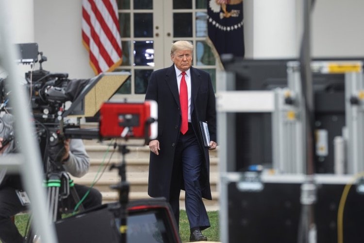 Trump al salir al jardín para la entrevista (REUTERS/Jonathan Ernst)