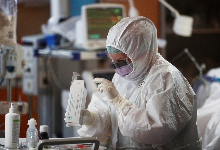 Un hombre fue doblemente infectado por coronavirus (REUTERS/Guglielmo Mangiapane)