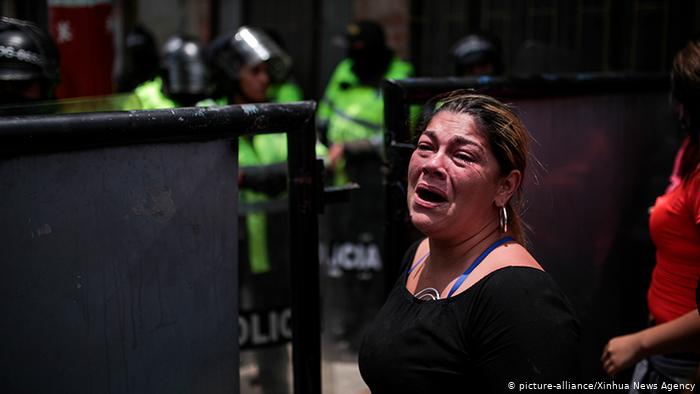 Kolumbien Bogota | Gefängnis, Ausbruchsversuch | Angehörige (picture-alliance/Xinhua News Agency)