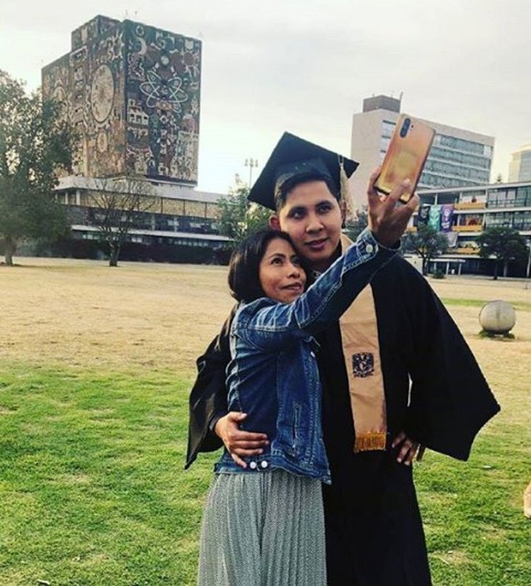 Yalitza Aparicio compartió con André Montes su graduación en Ciudad Universitaria (Foto: Instagram @andremontesf)