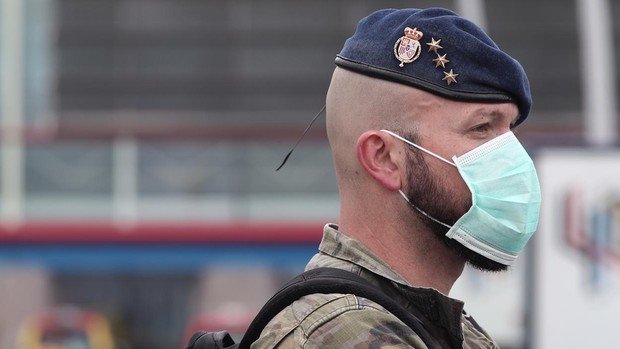 Un militar español usa una mascarilla para protegerse del coronavirus