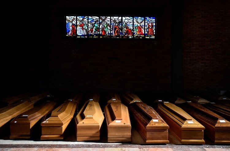 Los ataúdes con muertos por coronavirus se acumulan en la iglesia del cementerio de Serravalle Scrivia, en el norte de Italia (Reuters)
