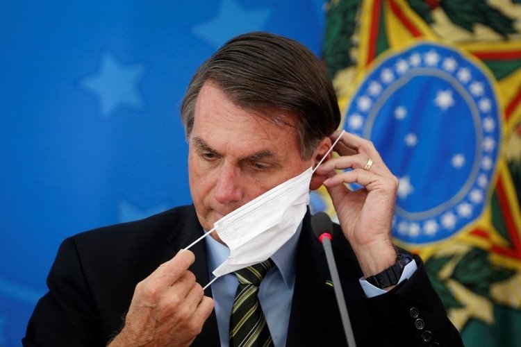 El presidente de Brasil, Jair Bolsonaro, fue muy criticado por minimizar el avance de la pandemia en su país. 