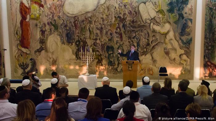 Yuli Edelstein, durante la celebración de Hanuka en la Knesset, el Parlamento israelí.