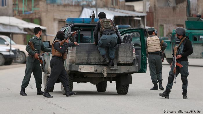 Las fuerzas de seguridad afganas en el lugar del ataque, en Kabul.