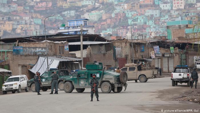 La Policía afgana en el sitio del ataque en Kabul, Afganistán.