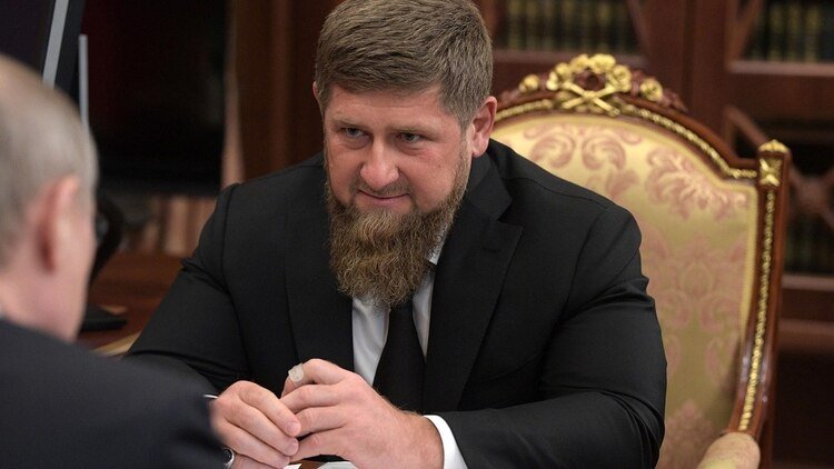 Ramzan Kadyrov durante una reunión con Vladimir Putin (Shutterstock)