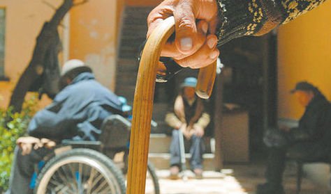 Adultos mayores descansan en el patio de un centro de acogida. Foto: La Razón - archivo 