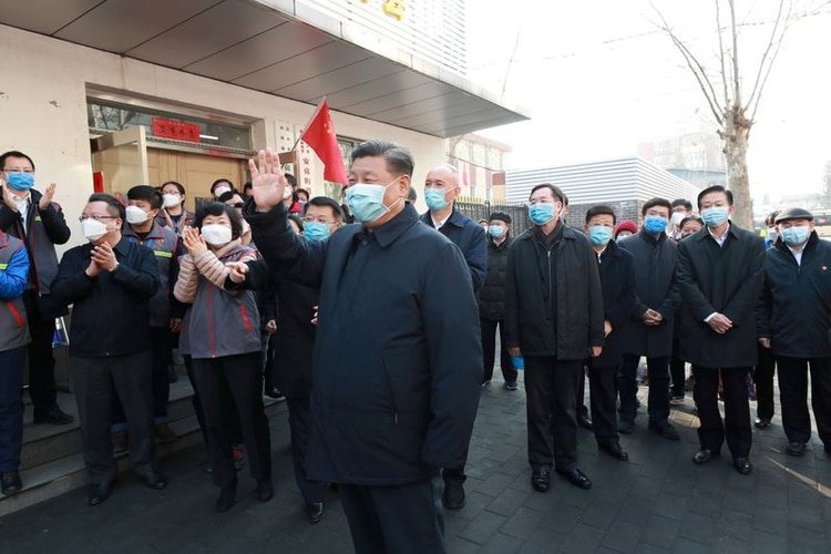 El jefe del régimen chino, Xi Jinping, inspeccionando el trabajo de prevención y control del coronavirus en la Comunidad de Anhuali, en Beijing. Su gobierno impidió la comunicación rápida del brote que tenía lugar en Wuhan. Por el contrario, censuró y castigó a quienes hablaban de un nuevo virus (Reuters)