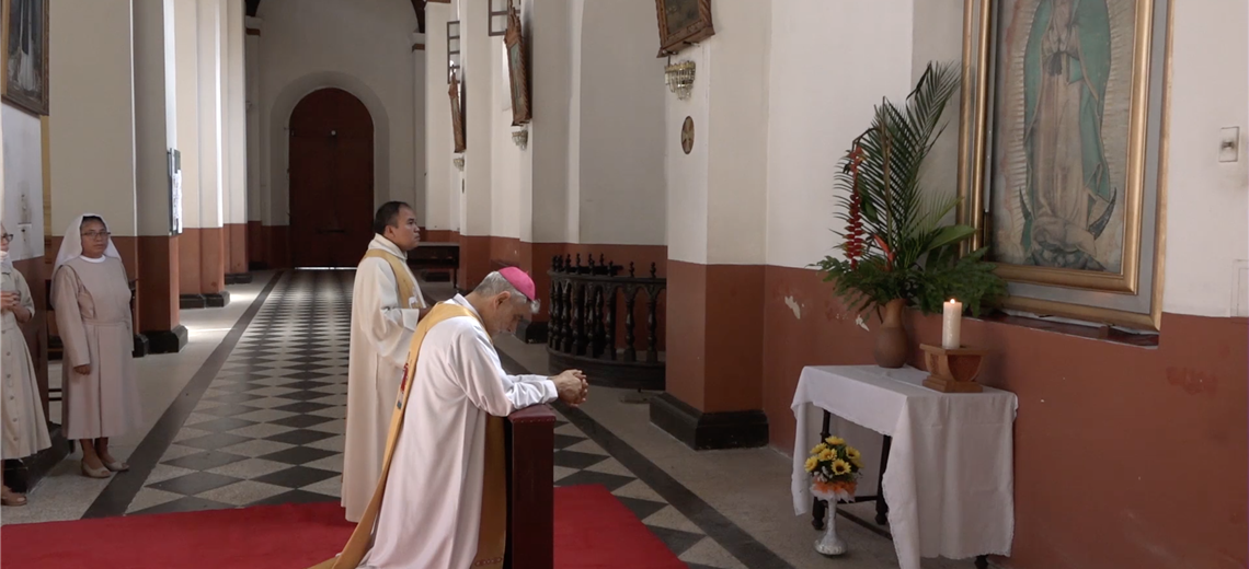 Monseñor Gualberti durante la oración, que se transmitió virtualmente