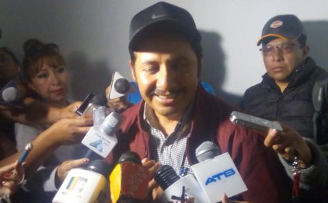 El gobernador de Chuquisaca, Esteban Urquizu, a la salida de su audiencia este domingo 24 de noviembre.