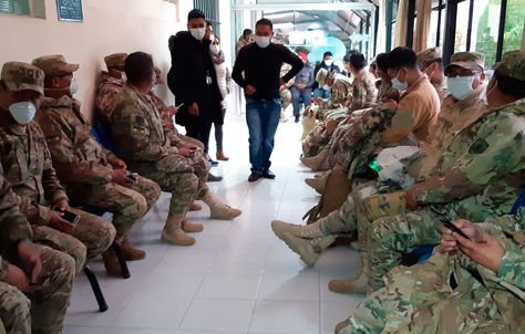 Un grupo de militares cubiertos con barbijos para evitar el contagio de coronavirus.