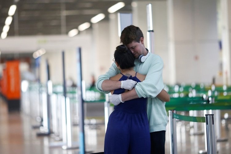 Paul Michael, un ciudadano estadounidense que abraza a su novia brasileña Barbara Costa antes de despedirse en el Aeropuerto Internacional de Brasilia (REUTERS/Adriano Machado)