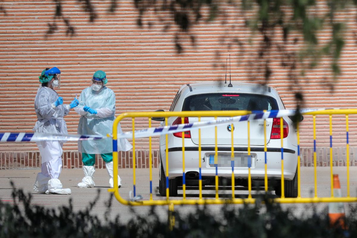 Sanitarios se preparan para administrar los test rápidos de coronavirus en la Casa de Campo, en Madrid.