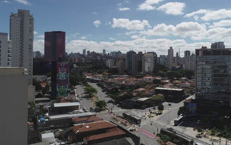 Vista aérea de la avenida Faria Lima, en el centro financiero de Sao Paulo, en el primer día de cierre debido al brote de la enfermedad por coronavirus (COVID-19), en Brasil. 24 de marzo de 2020. REUTERS/Leonardo Benassatto
