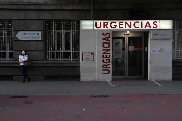Una mujer espera por su esposo, atendido por un posible caso de coronavirus en Madrid (Reuters)
