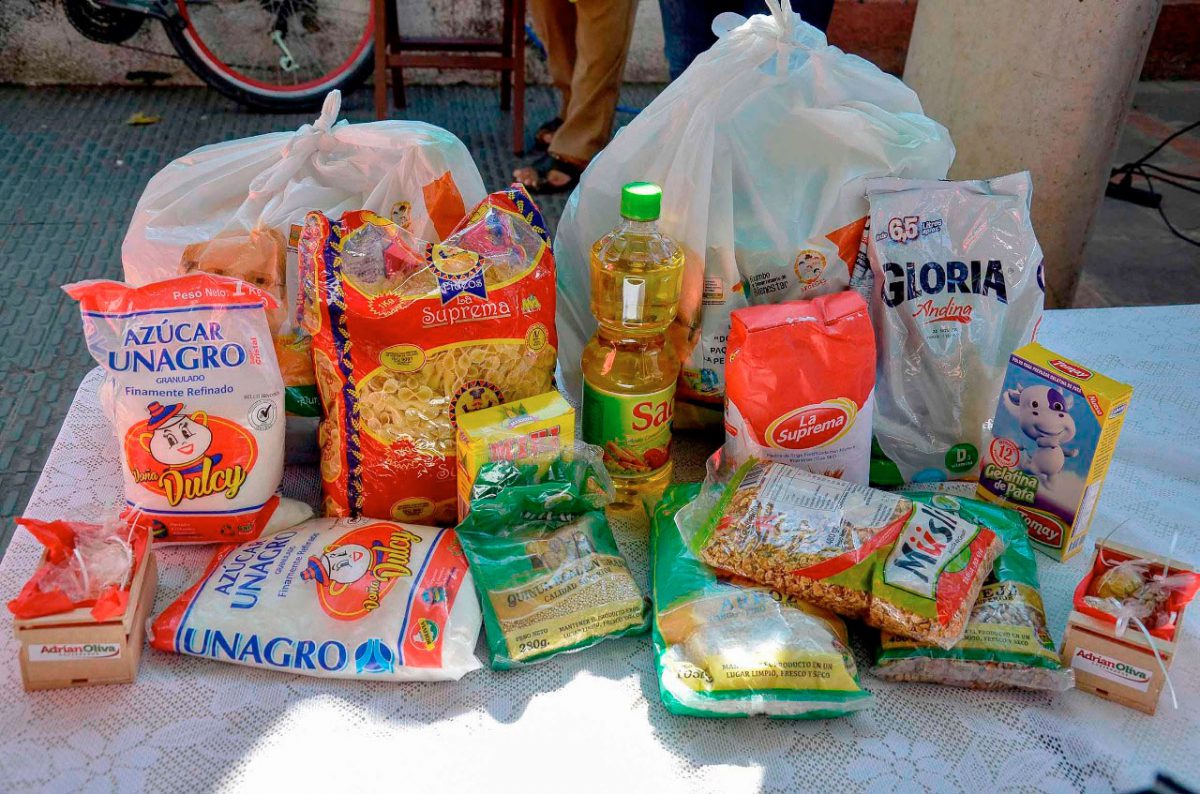 Resultado de imagen para entrega canasta alimentaria Bolivia