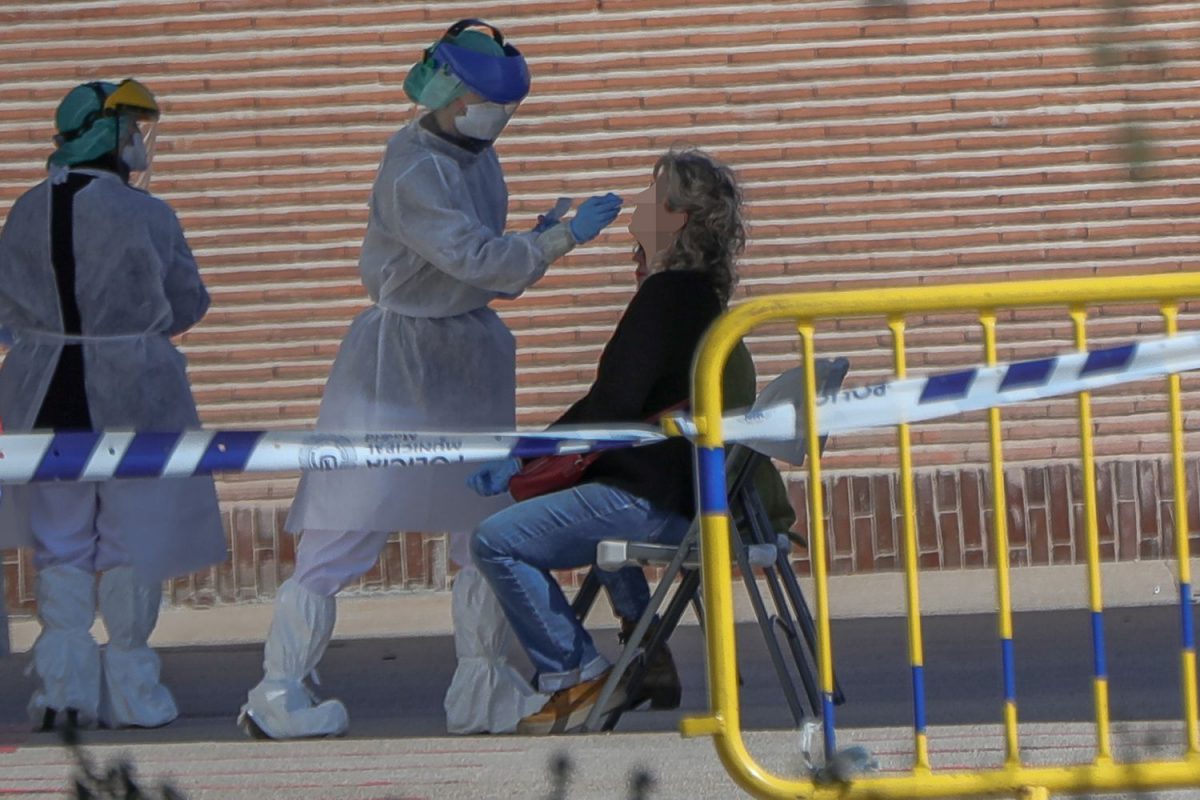 Toma de muestras para hacer test de coronavirus, en la Casa de Campo de Madrid.