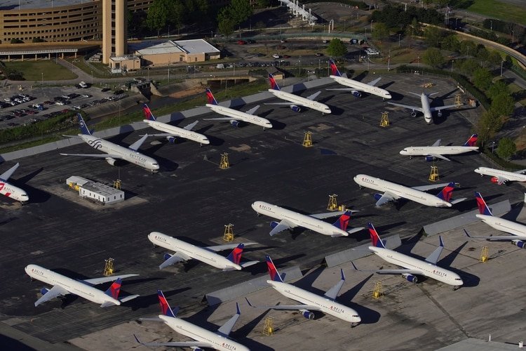 Aviones de la aerolínea Delta estacionados en el aeropuerto internacional de Birmingham-Shuttlesworth por la crisis del coronavirus (REUTERS/Elijah Nouvelage)