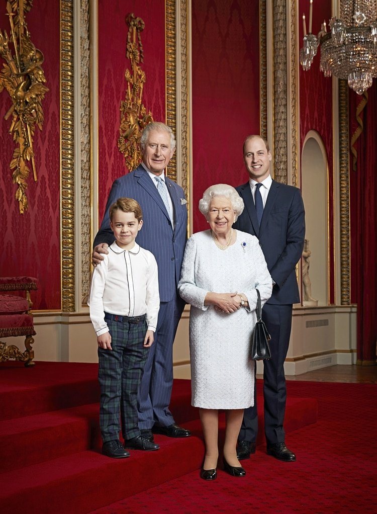 La reina Isabel II con los futuros reyes de Inglaterra: el príncipe Carlos, el prínicipe William y el pequeño George, hijo de los duques de Cambridge
