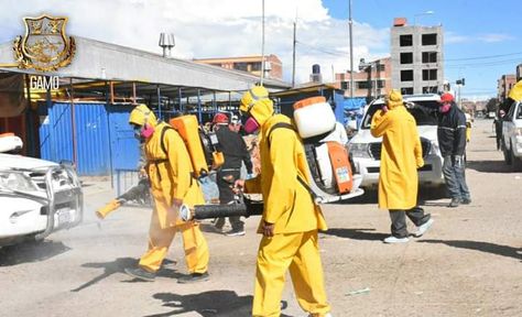 Un grupo de funcionarios fumiga un sector de la ciudad de Oruro como prevención contra el coronavirus.