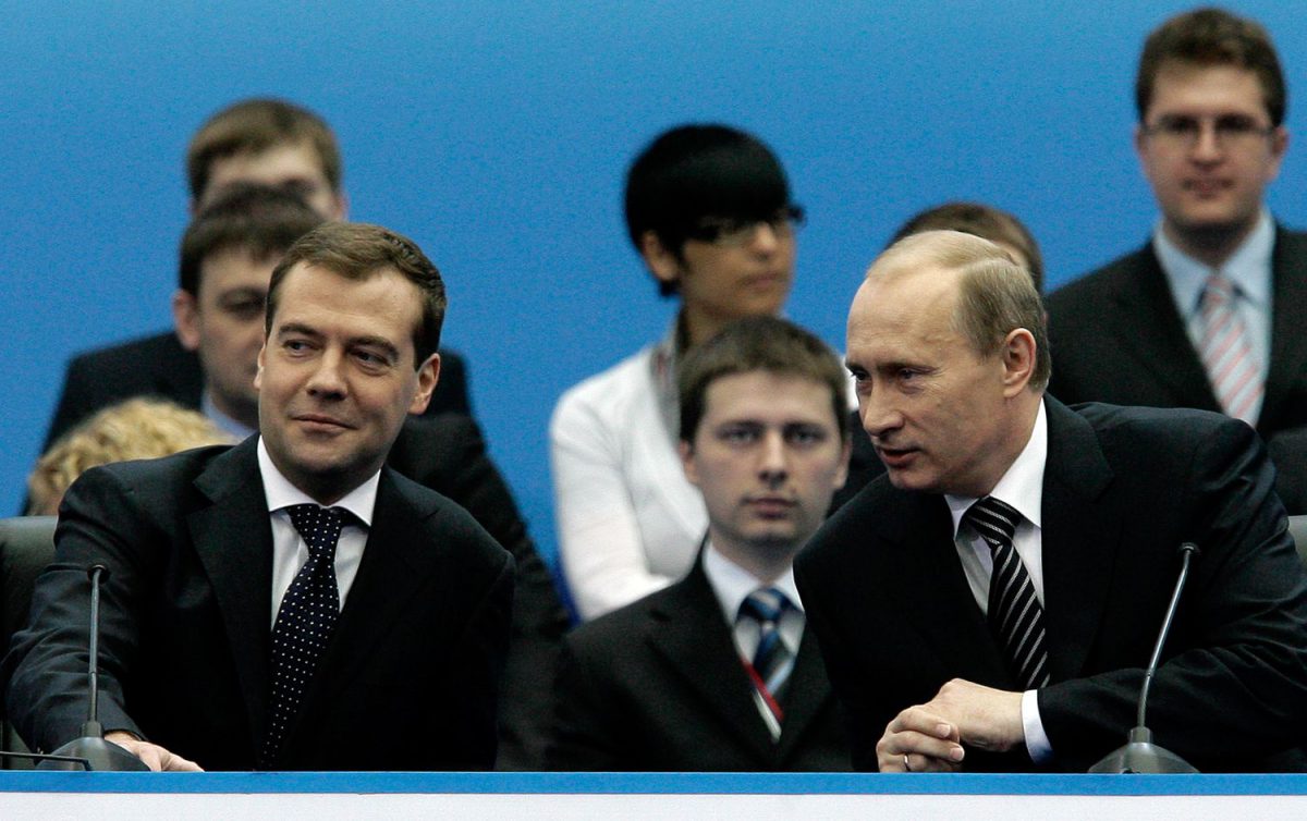 El presidente ruso, Vladímir Putin (derecha), junto a Dmitri Medvédev, presidente electo, en el congreso de Rusia Unida en abril de 2008. 