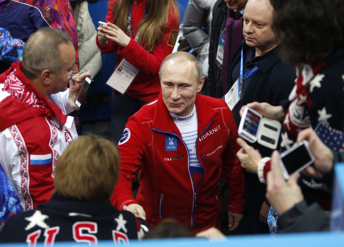 Vladímir Putin saluda a un equipo estadounidense en los Juegos de Invierno de Sochi, en febrero de 2014.