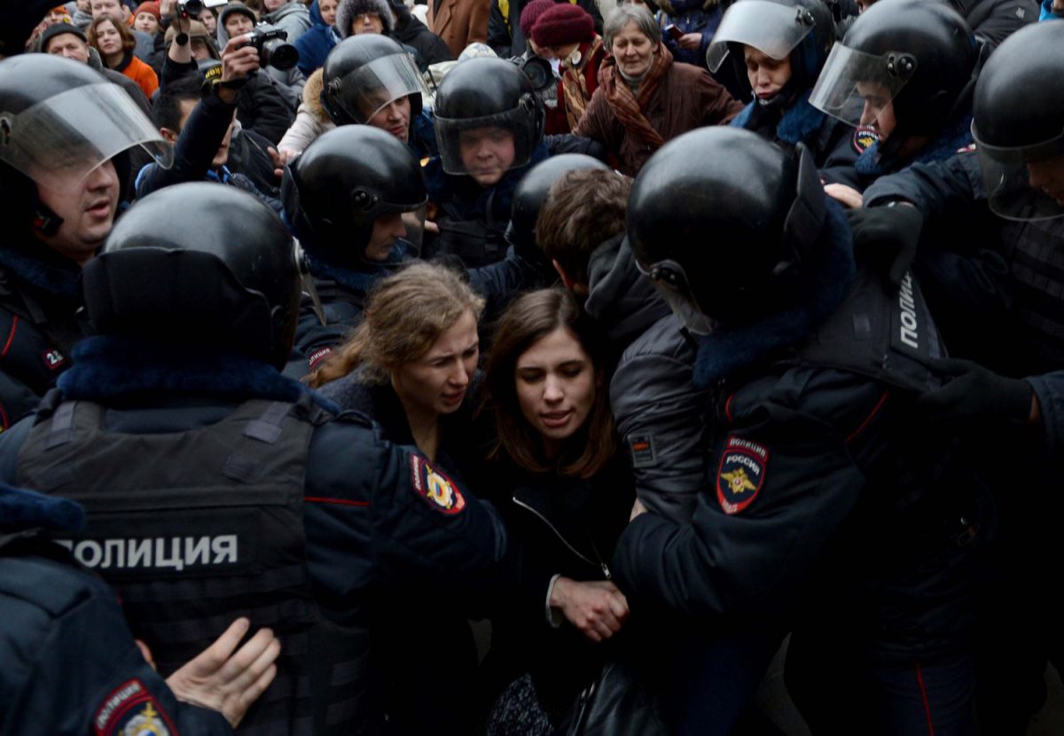 Dos integrantes del grupo Pussy Riot son trasladadas por la policía durante una protesta multitudinaria en Moscú, en 2012.