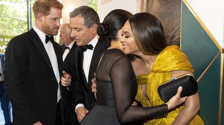 Harry con el CEO de Disney, Robert Iger, mientras Meghan saluda a Beyoncé (AFP)