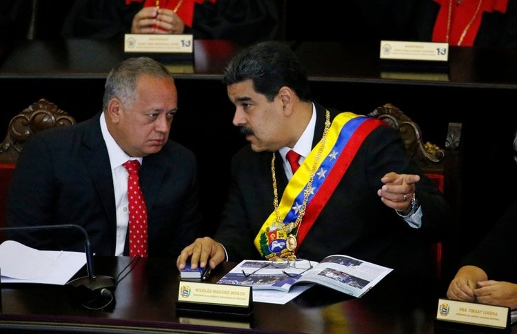 Diosdado Cabello y Nicolás Maduro (AP Foto/Ariana Cubillos, archivo)