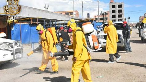 Un grupo de funcionarios fumiga un sector de la ciudad de Oruro como prevención contra el coronavirus.